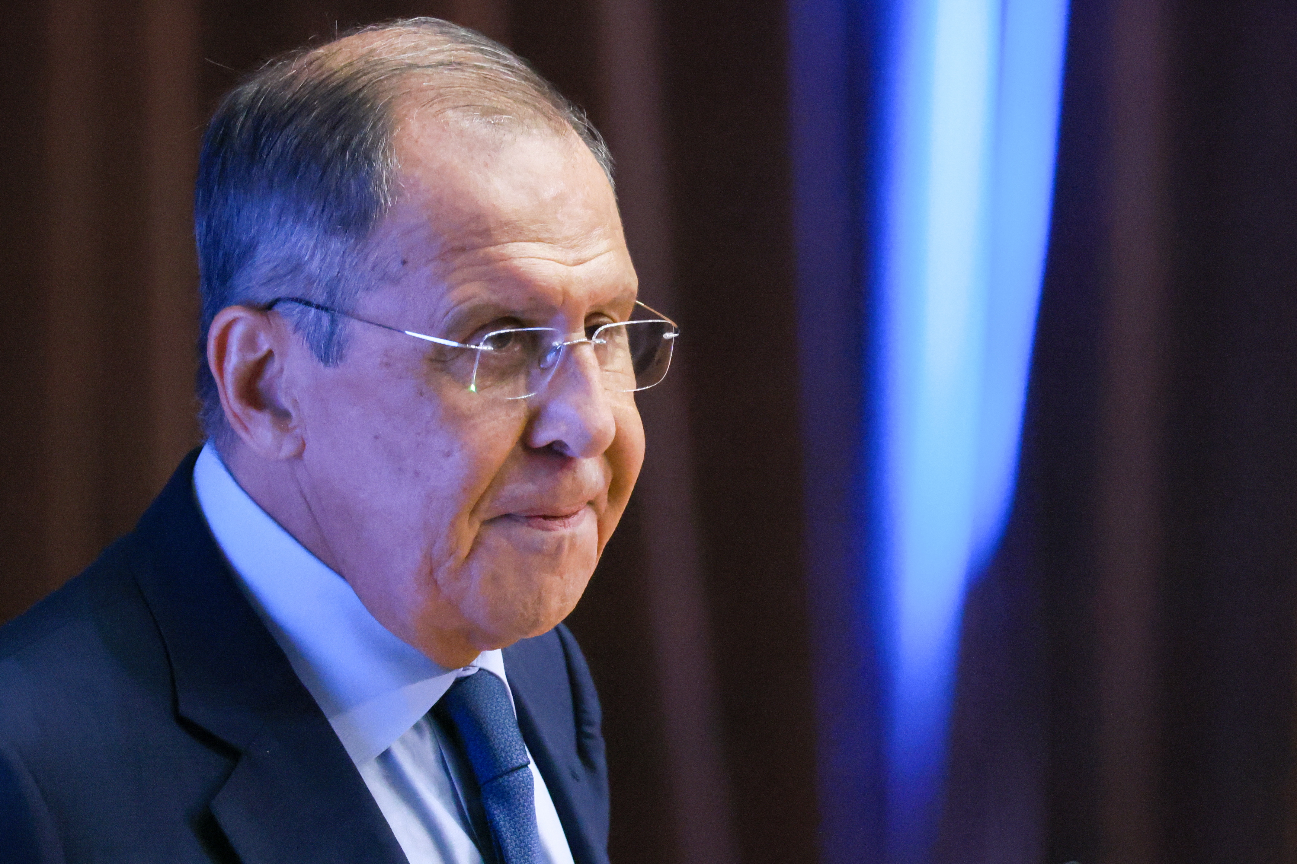 Прибывшего в Джакарту Лаврова встретили танцами и почётным караулом