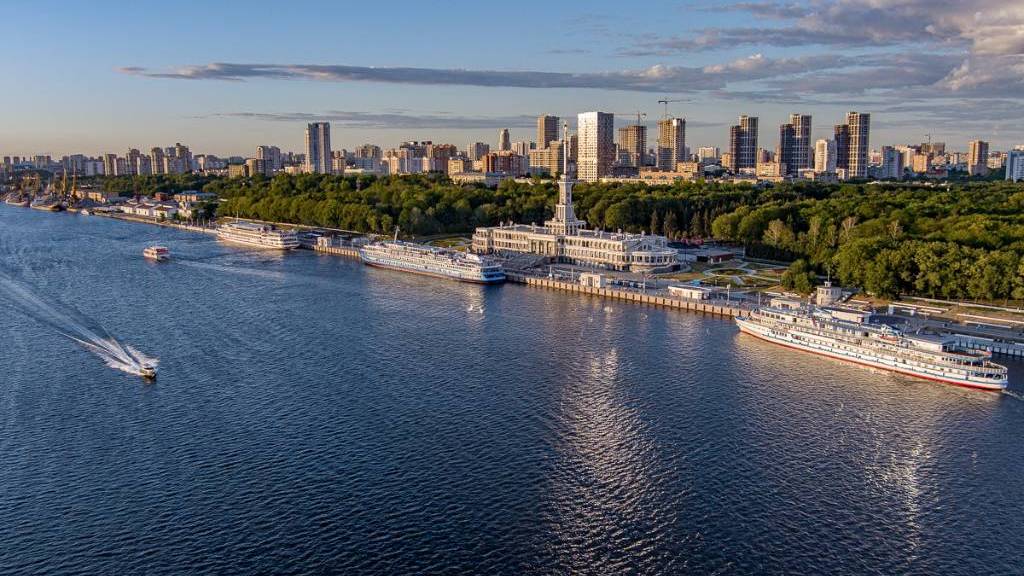 Лодка с шестью отдыхающими перевернулась у Северного речного вокзала в Москве