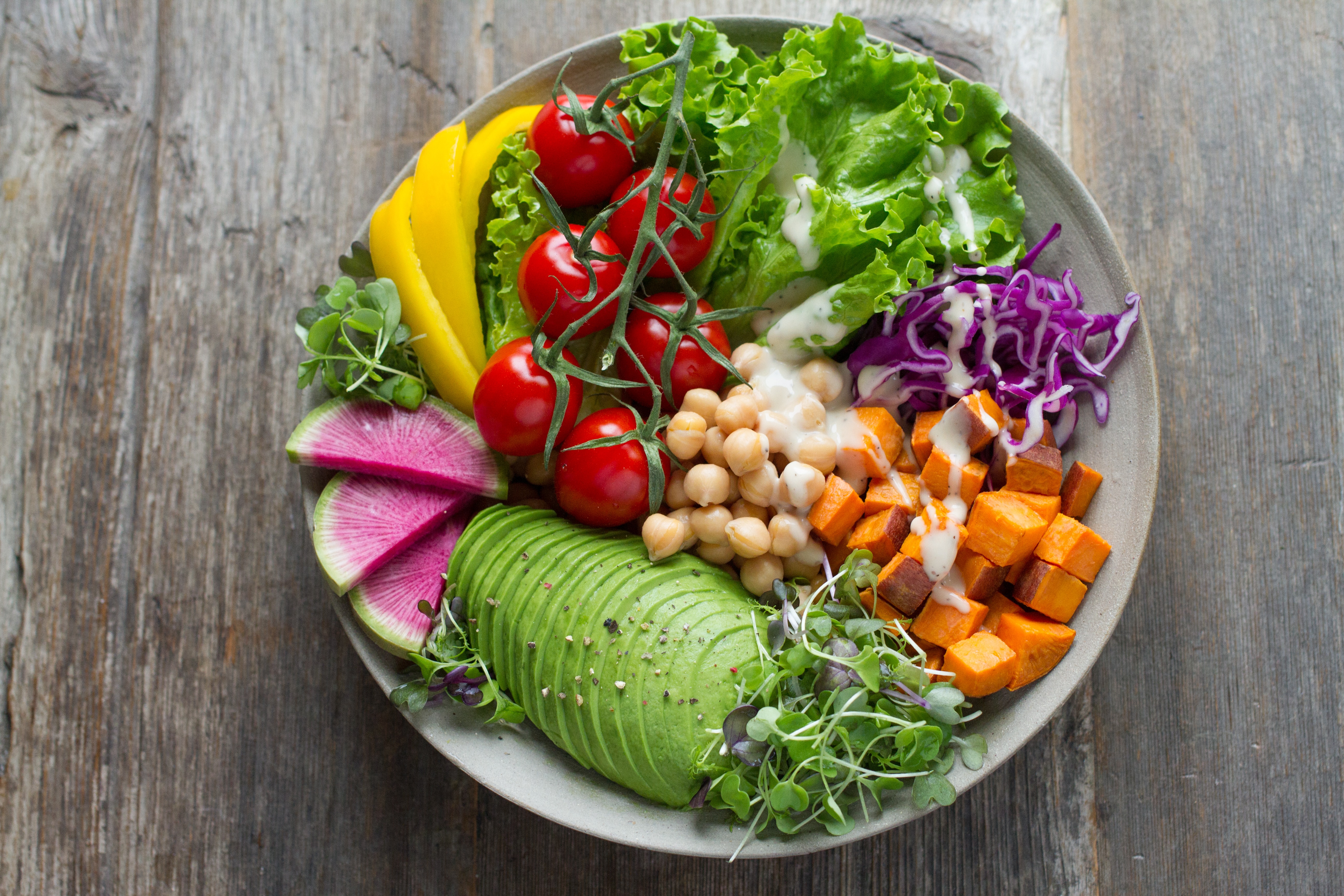 Блюда из растительных продуктов. Тарелка с овощами. Полезная еда. Здоровая пища. Овощной салат.