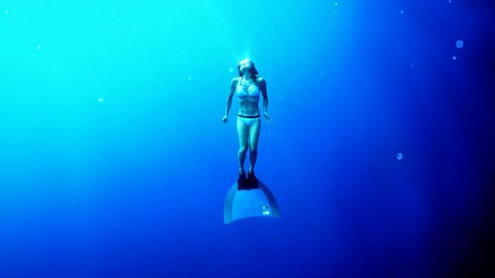 Плавание под водой в моноласте. Фото © Wikipedia / N00