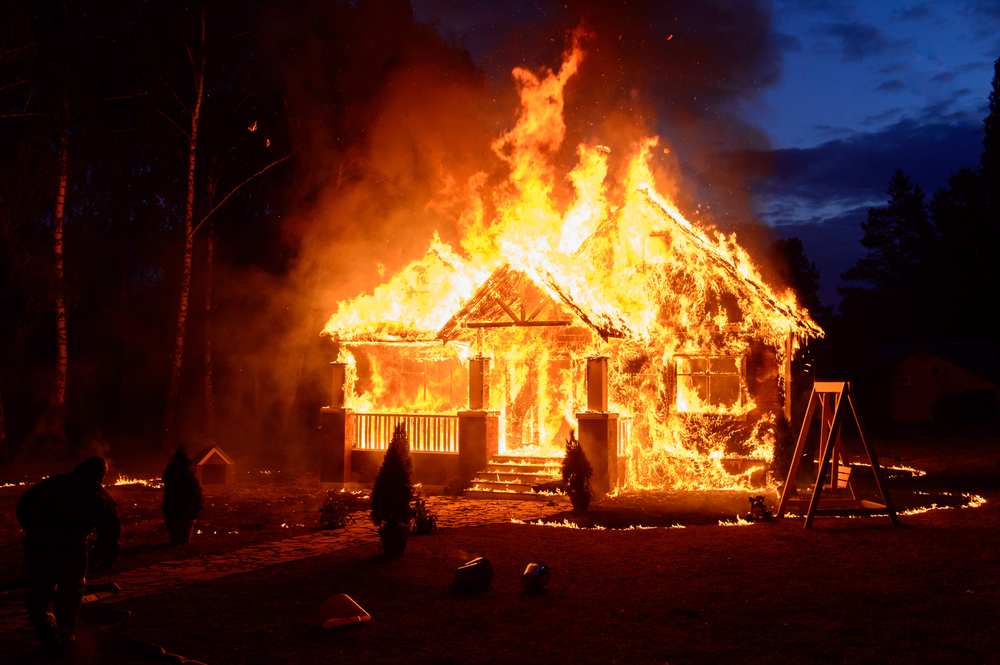 К чему снится пожар в чужом доме или своём — толкование сна со среды на четверг. Фото © Shutterstock