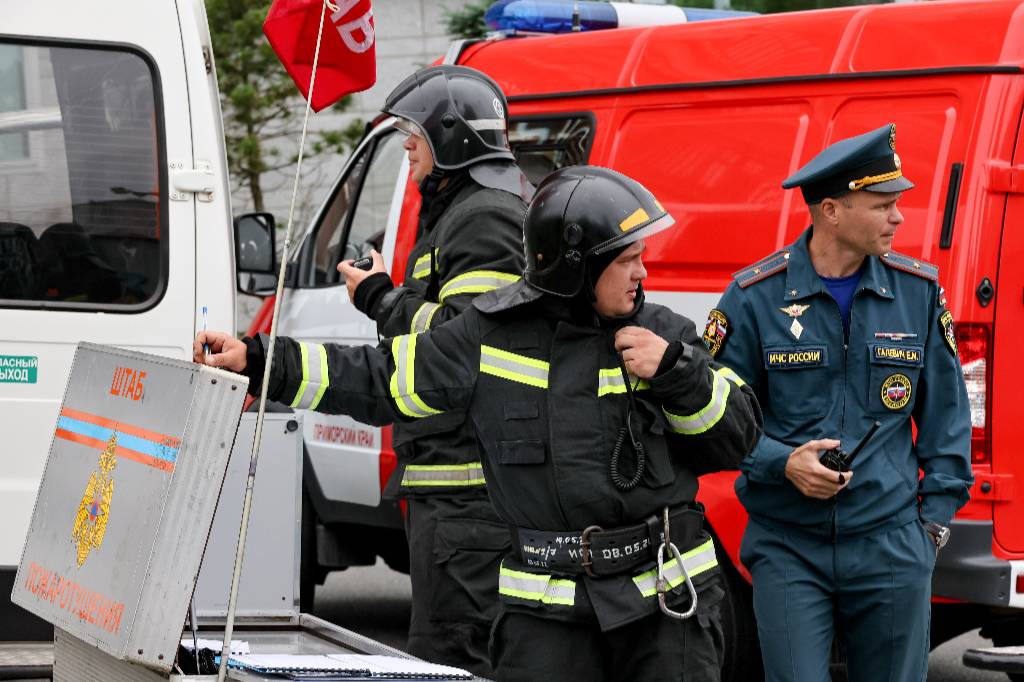В Москве горит завод Салют