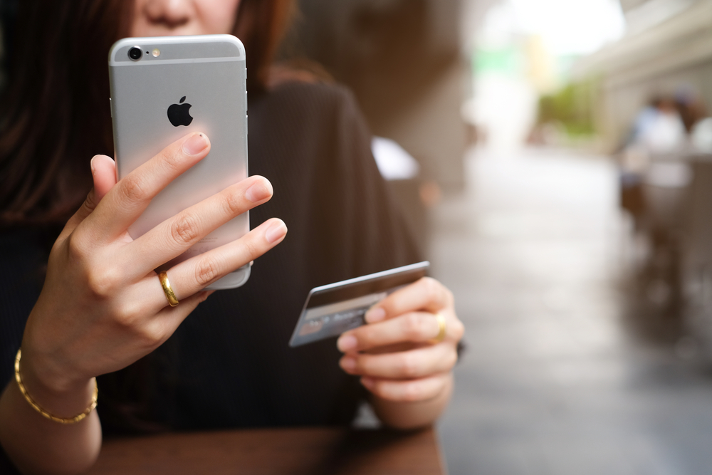 В новом iPhone 15 вы не сможете установить банковские приложения из-за санкций. Это жутко неудобно, подумайте 1000 раз. Фото © Shutterstock