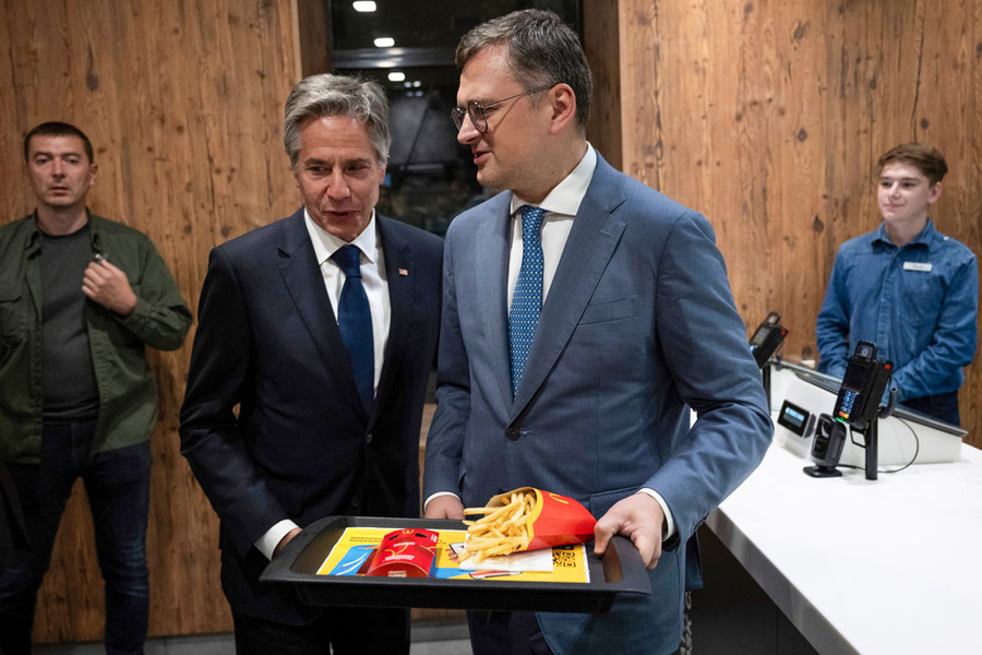 Глава украинского МИД Дмитрий Кулеба и госсекретарь США Энтони Блинкен в киевском McDonald's. ТАСС / AP / Brendan Smialowski