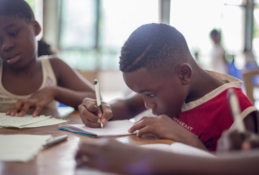 781 миллион человек по всему миру, или примерно каждый десятый житель Земли, до сих пор являются неграмотными. Фото © Santi Vedrí / Unsplash 