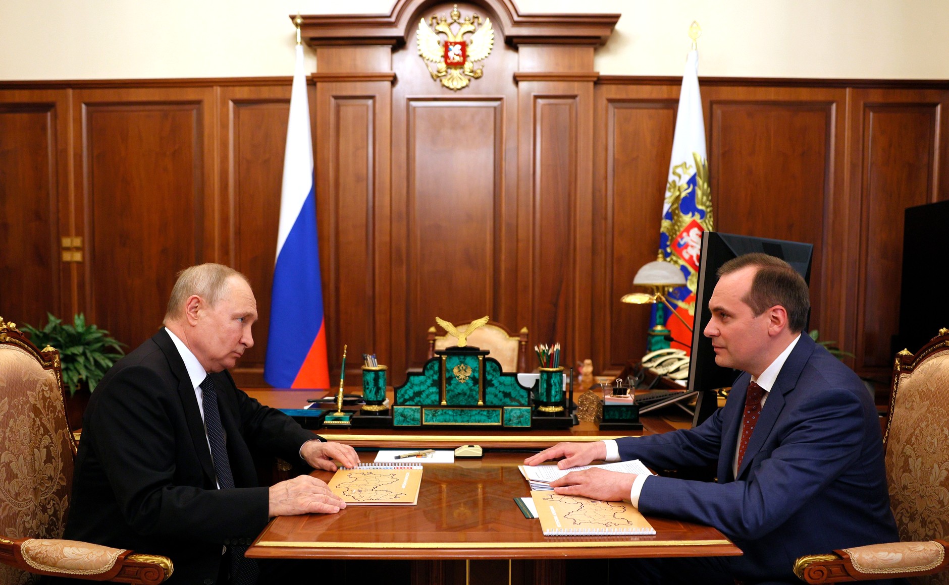 Путин поручил главе Мордовии "посматривать" за региональным бюджетом
