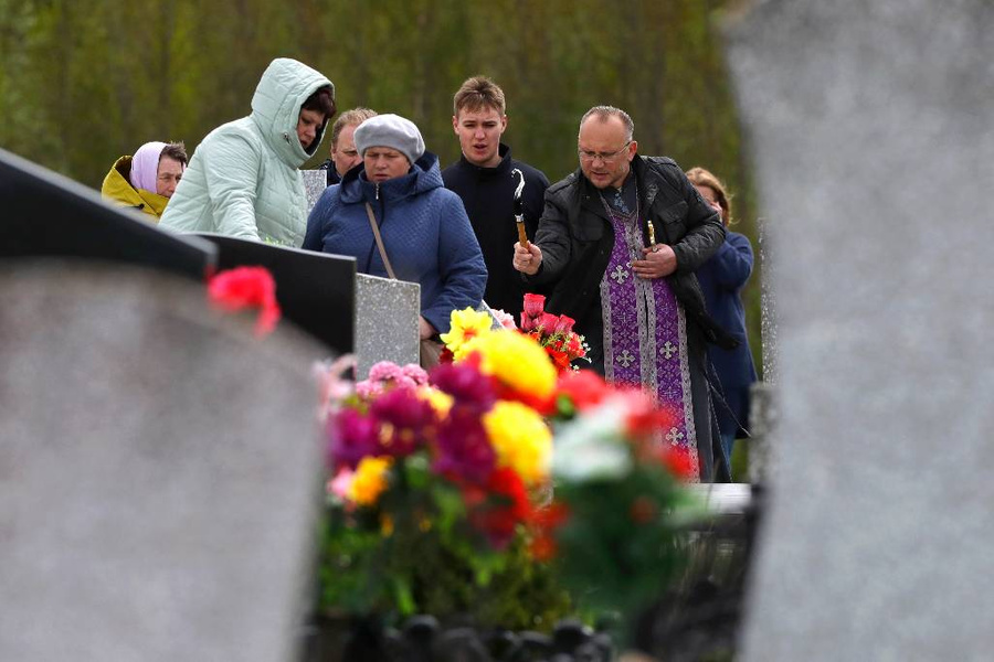 Главные правила поведения на кладбище, чтобы не разозлить умерших родственников. Фото © ТАСС / AP/ Sergei Grits 