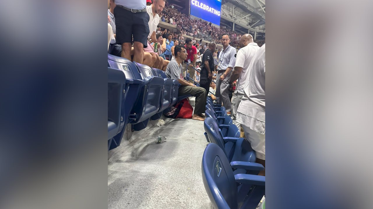 Экоактивист приклеил себя к полу во время матча Гауфф и Муховой на US Open