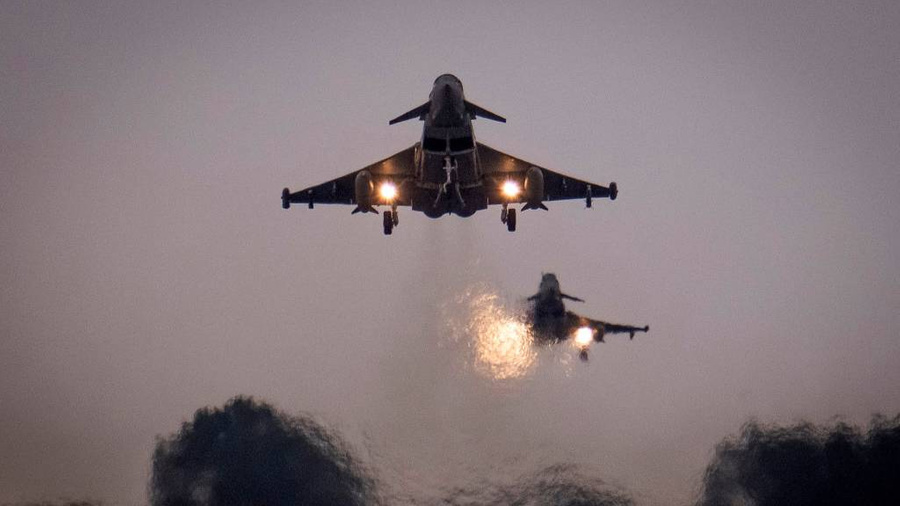 Истребители Eurofighter Typhoons британских Королевских ВВС. Обложка © Getty Images / Christopher Furlong