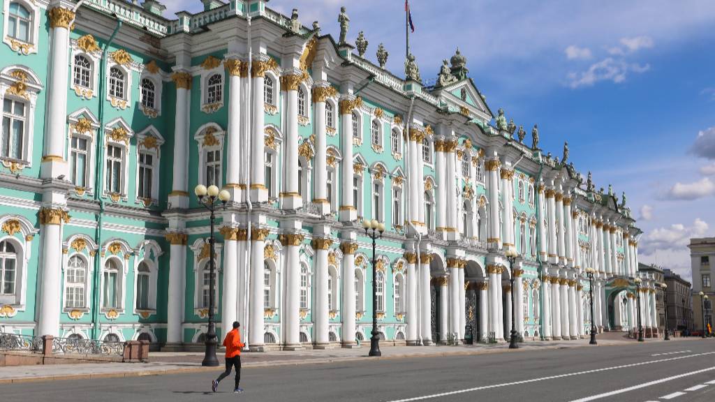 Дрон врезался в стену Эрмитажа