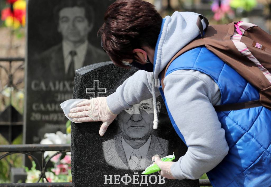 Как правильно поминать умерших родственников и когда нужно приходить на кладбище. Фото © ТАСС / EPA / TATYANA ZENKOVICH