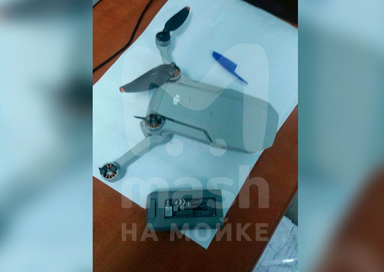 Беспилотник, найденный у Эрмитажа. Фото © t.me / "Mash на Мойке"