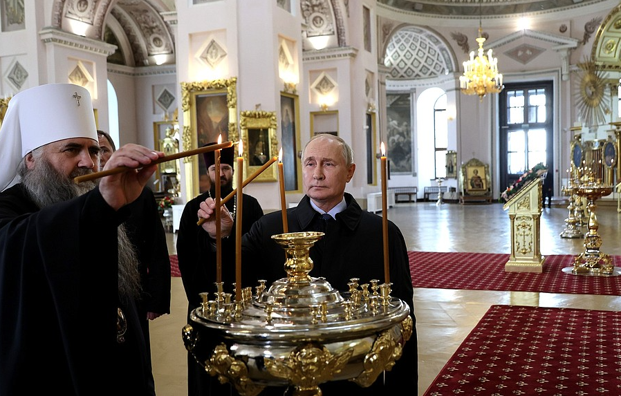 Владимир Путин поставил свечку в Воскресенском соборе в Арзамасе. Обложка © kremlin.ru