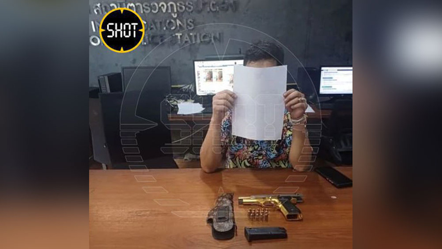 Владелец золотого пистолета Beretta — гражданин Таиланда Макак Киттипум. Обложка © T.me / SHOT