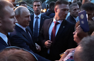Путин остановил кортеж, чтобы пожать руки людям у Дивеевского монастыря