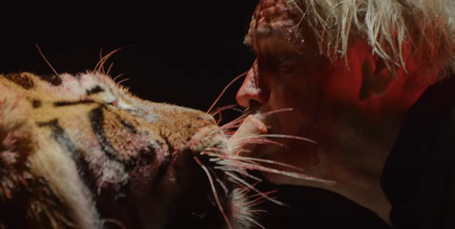Кадр из клипа Тилля Линдеманна на песню Zunge. Обложка © YouTube / Till Lindemann