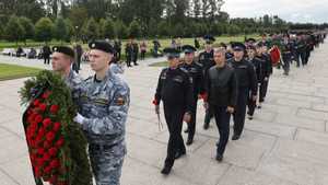 На Пискарёвском кладбище почтили память жертв блокады Ленинграда