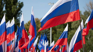 Иностранные журналисты активно фотографировались с российским флагом на саммите G20 в Индии