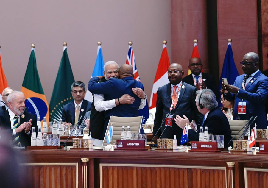 Премьер-министр Индии Нарендра Моди и президент Африканского союза Азали Ассумани на саммите G20. Обложка © X / MEAIndia