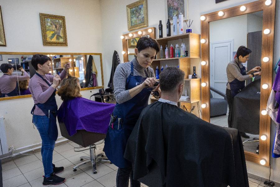 13 сентября отмечается День парикмахера. Фото © ТАСС / Евгений Леонов