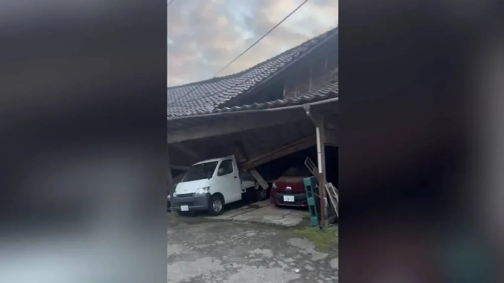 В Японии после серии мощных землетрясений повреждено свыше 100 зданий