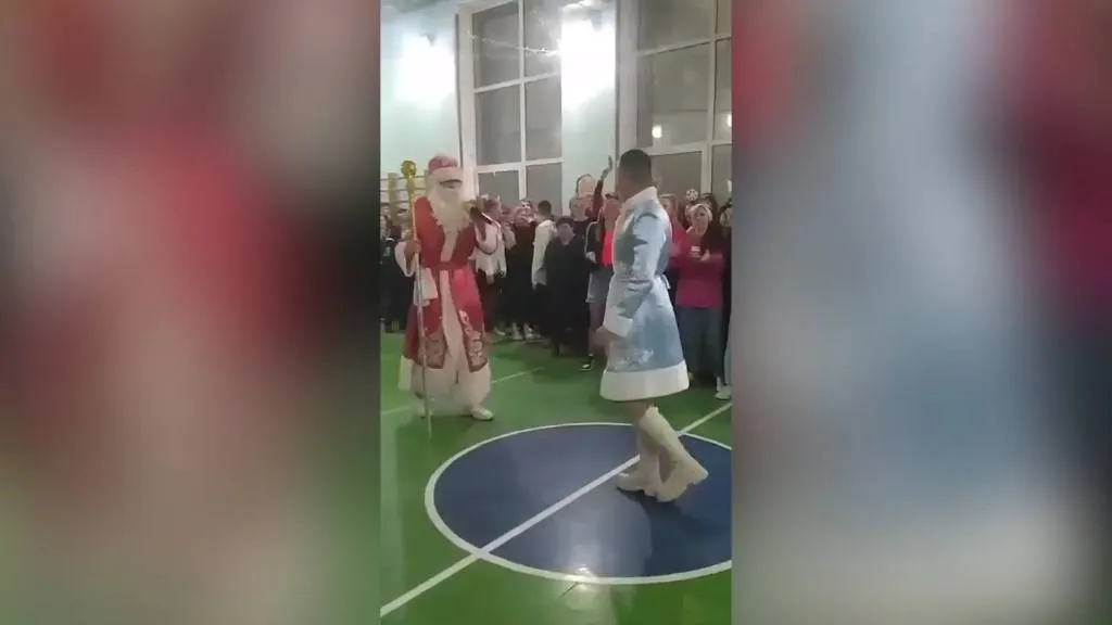 "Ну, погоди!": Танец старшеклассника у шеста в костюме Снегурочки на Кубани получил продолжение