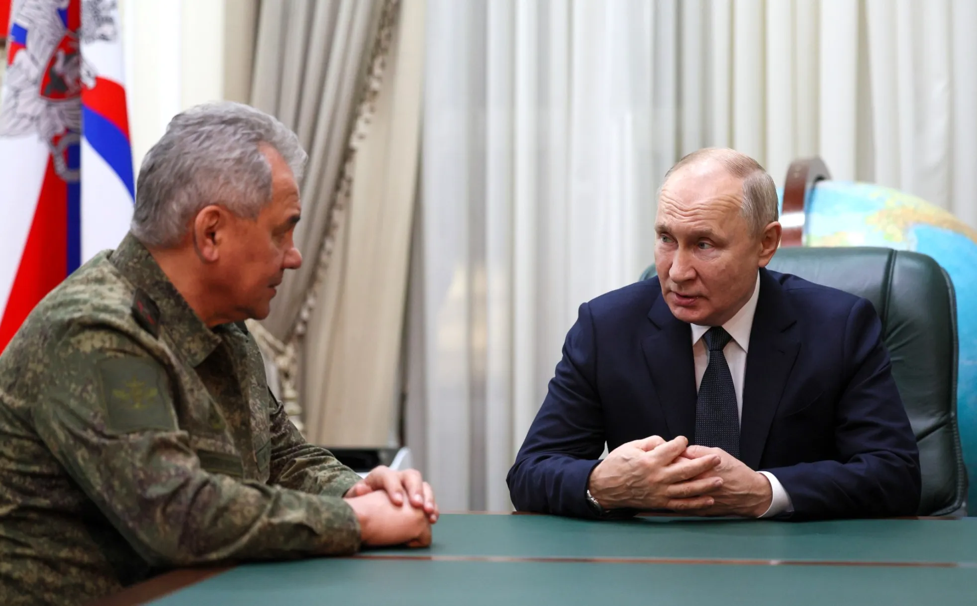 Песков рассказал, что Путин беседует с Шойгу по нескольку раз в день