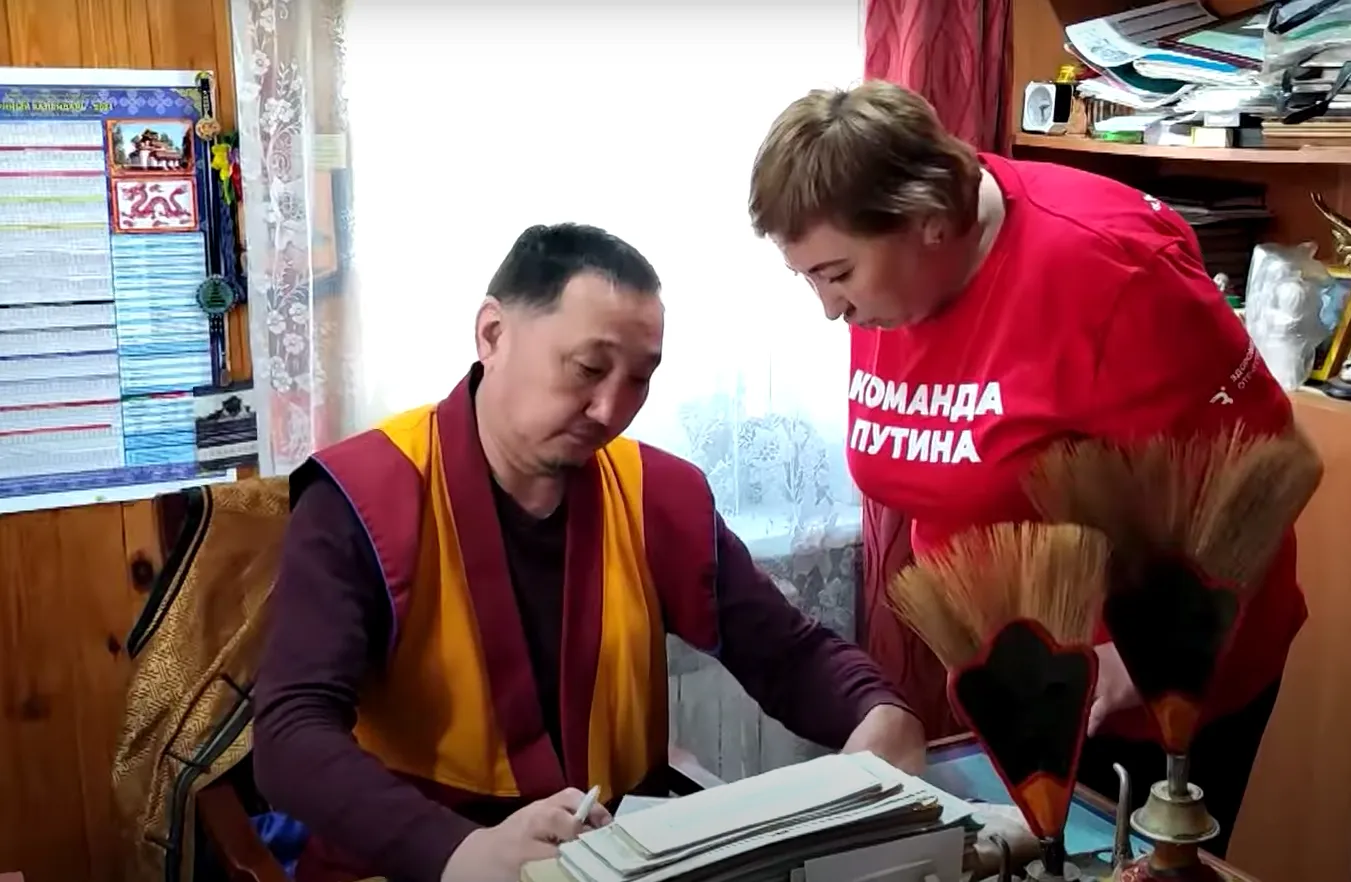 Волонтёры собрали подписи в поддержку самовыдвижения Путина в буддийском храмовом комплексе