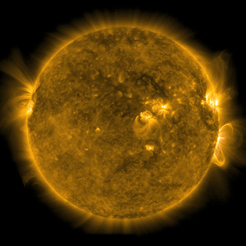 Изменения в солнечной короне по мере вращения Солнца вокруг своей оси (анимация, сделанная на основе реальных снимков). GIF © giphy