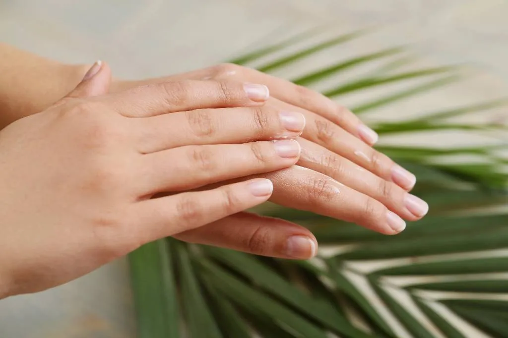 Никакого глицерина: Косметолог рассказала о зимнем уходе за кожей рук
