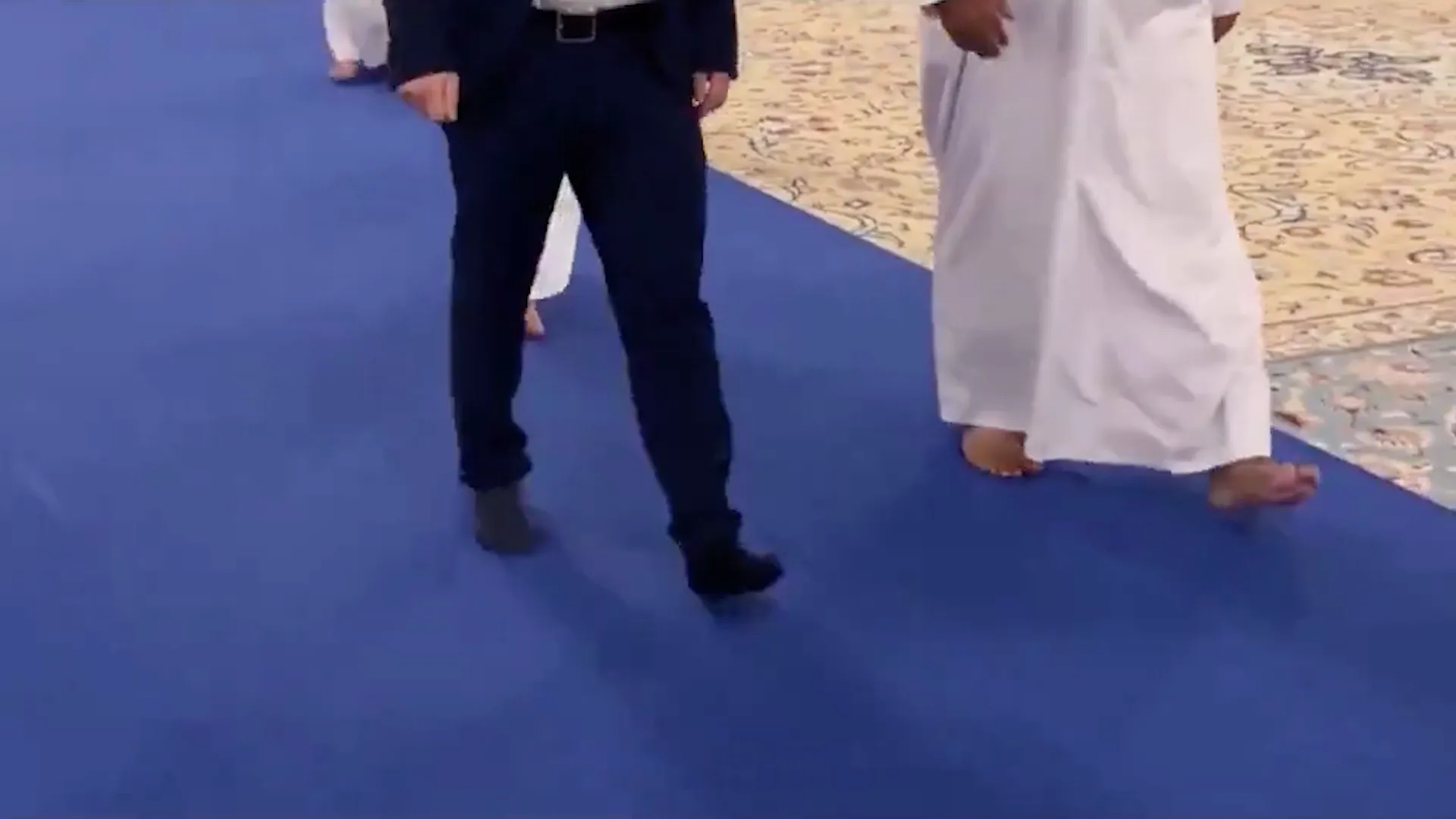 Вице-канцлер ФРГ угодил в курьёз из-за носков, сняв обувь при входе в мечеть