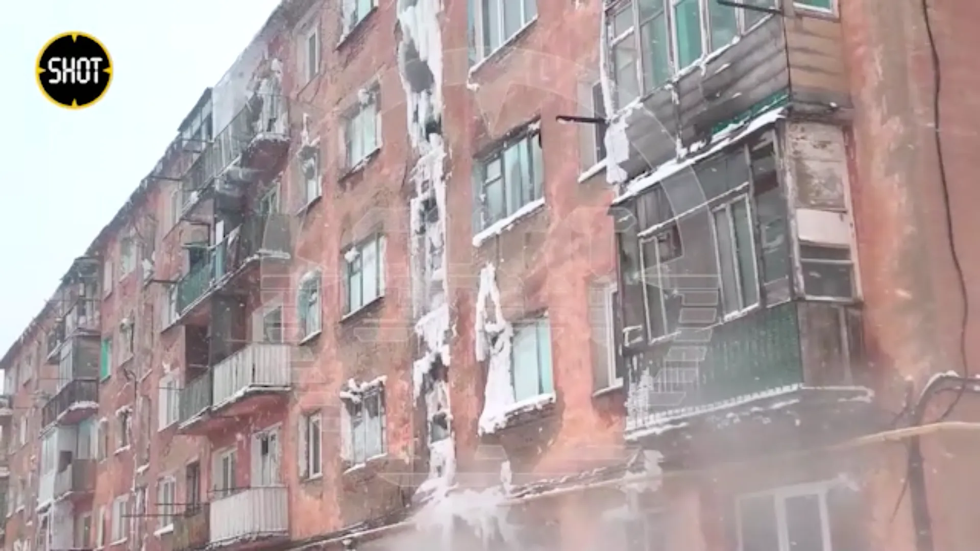 Ледяной кошмар: 30 омичей живут в разваливающейся, покрытой сосульками пятиэтажке без газа