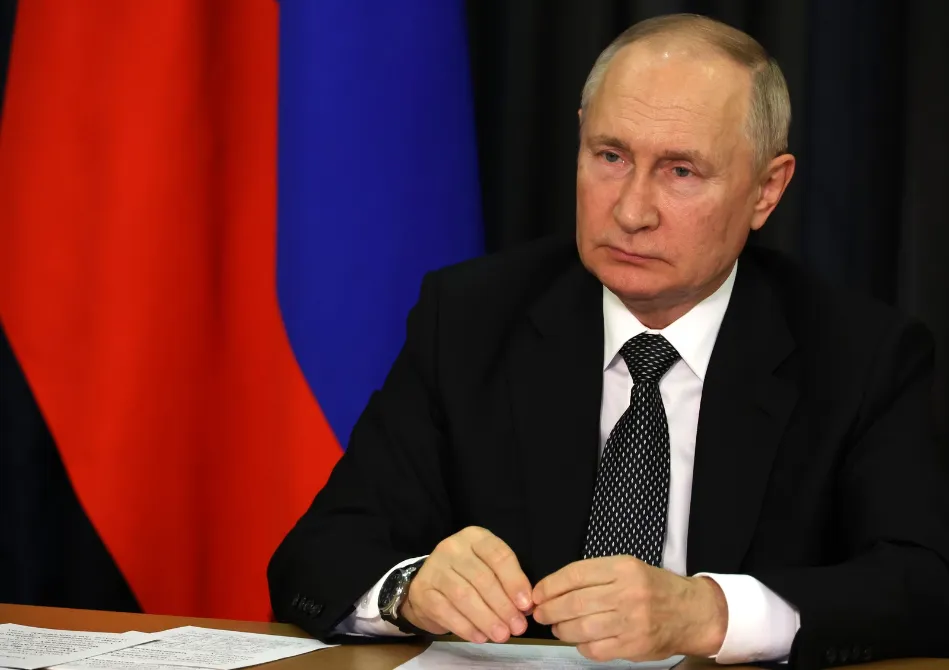 Путин: Сила духа защитников нашего Отечества поражает