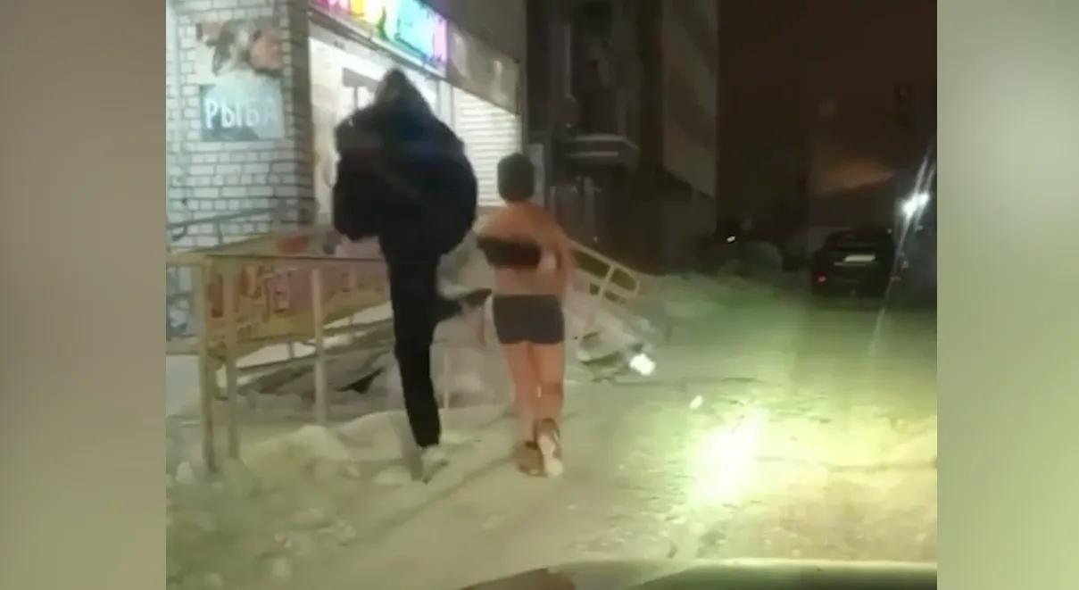 Под Пермью полиция проверяет видео с погоней за подростком в одних трусах