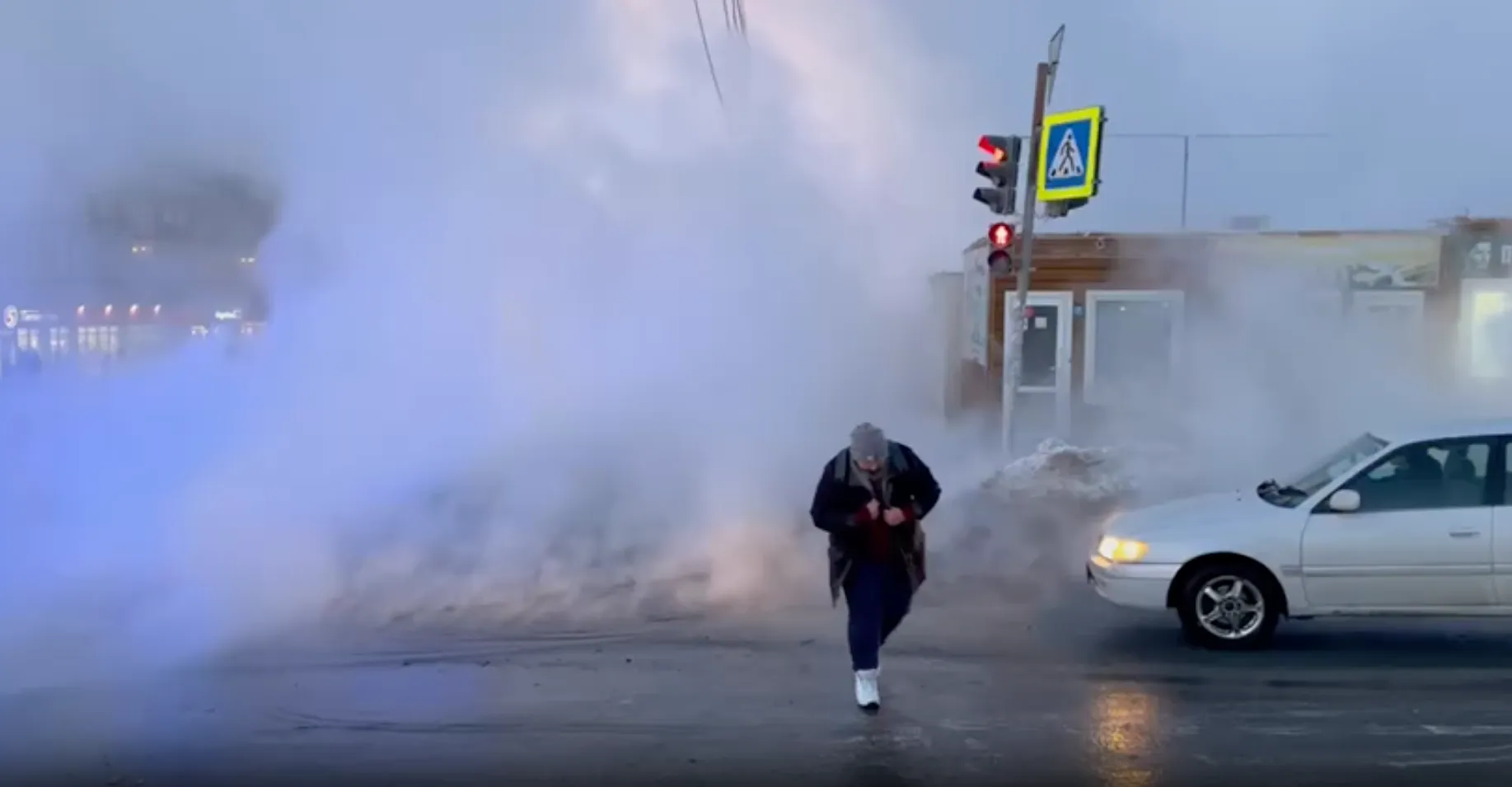 Уже 13 человек обварились кипятком при прорыве теплотрассы в Новосибирске