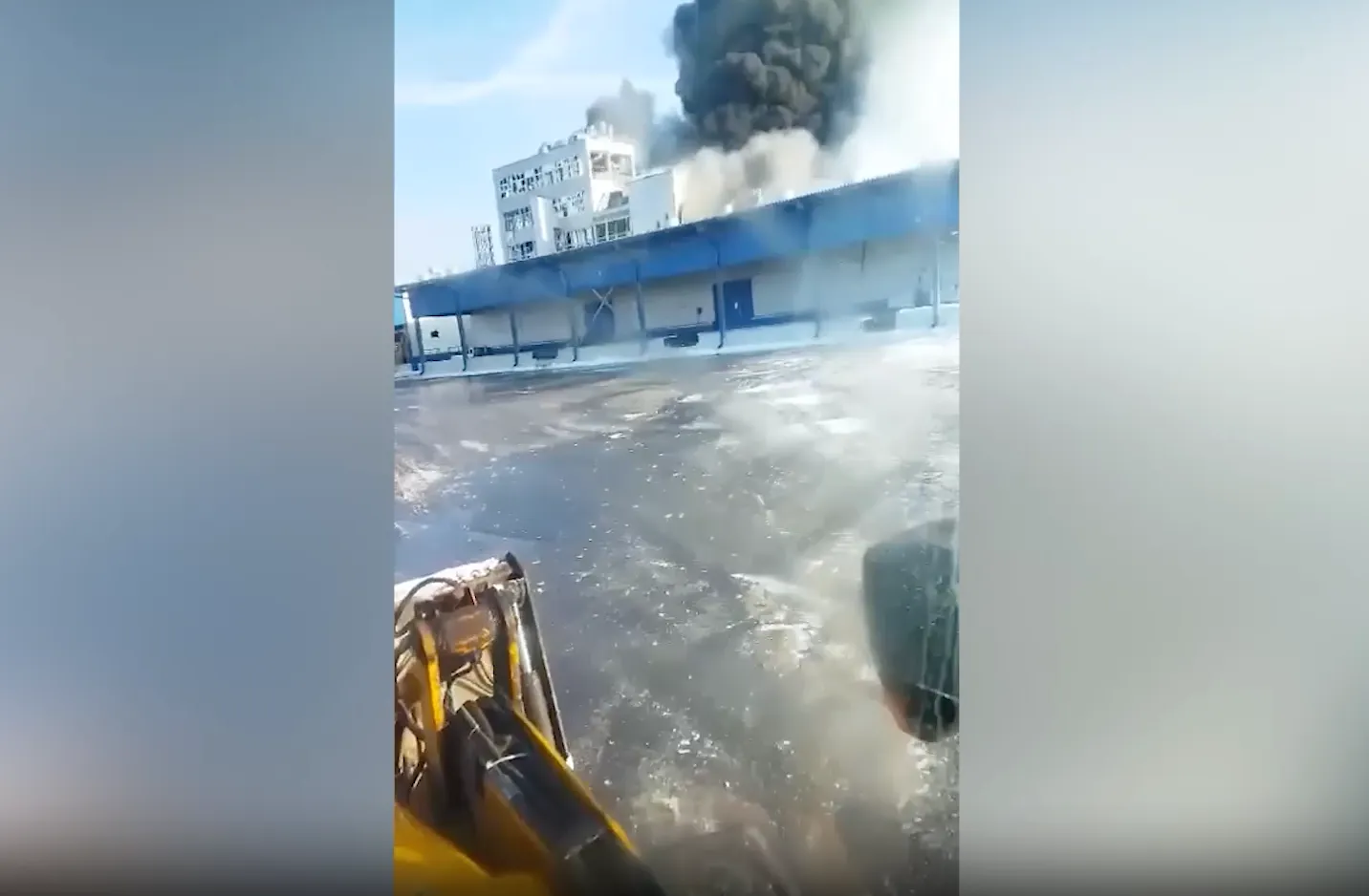 Два человека пострадали при пожаре на шахтинском заводе в Ростовской области