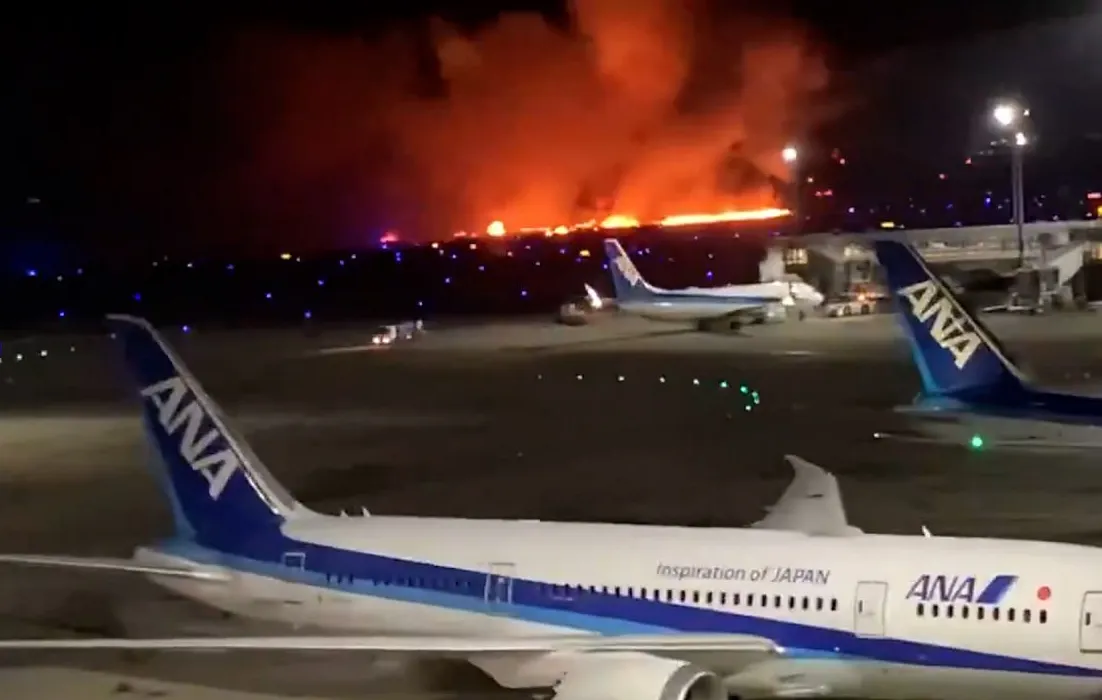 Пассажирский самолёт Japan Airlines загорелся при посадке в аэропорту Токио