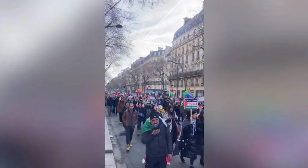 Сотни активистов отправились из Парижа в Брюссель пешком в поддержку Палестины