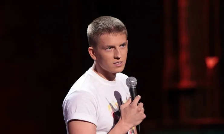 Комика Щербакова призвали оштрафовать на пять миллионов за мат во время выступлений