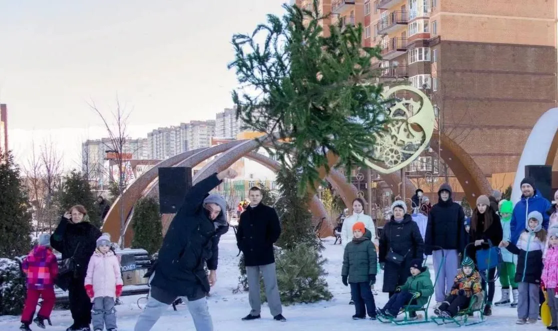 В Ростове-на-Дону прошёл чемпионат по метанию ёлок, победитель бросил дерево на 9,5 метра