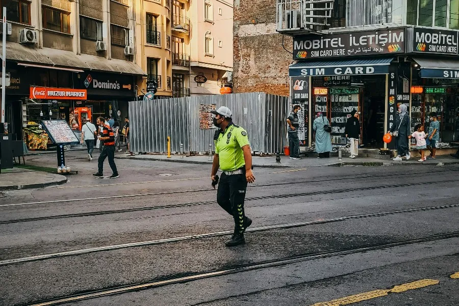 Порезал 11 человек: В Стамбуле неизвестный расхаживает по улицам и ранит людей ножом