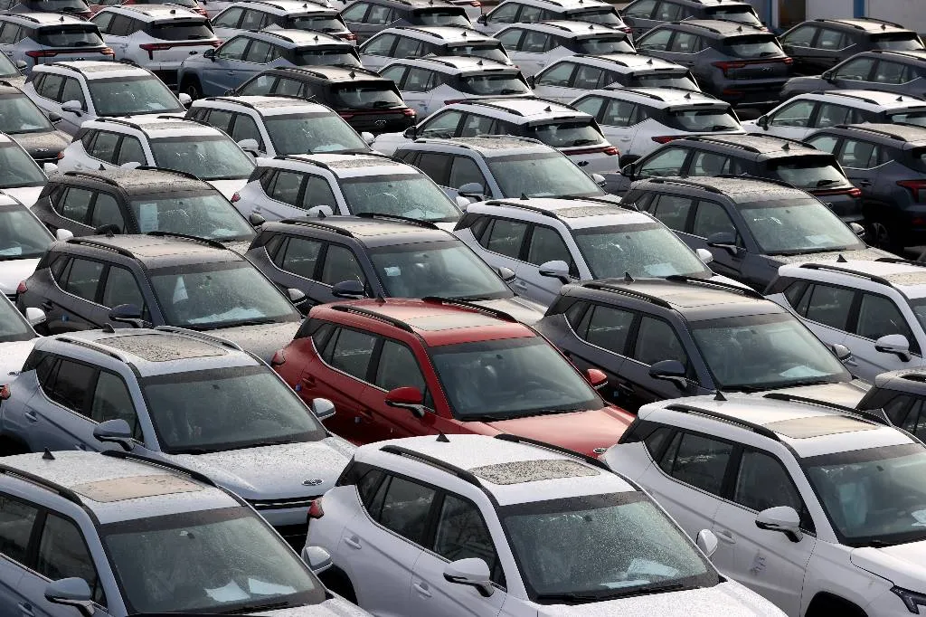 В России накопились запасы автомобилей, которые не могут распродать, пишут СМИ