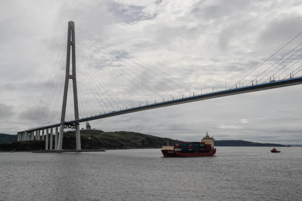 Проезд по мосту на остров Русский закрыли для грузовиков и автобусов из-за ветра
