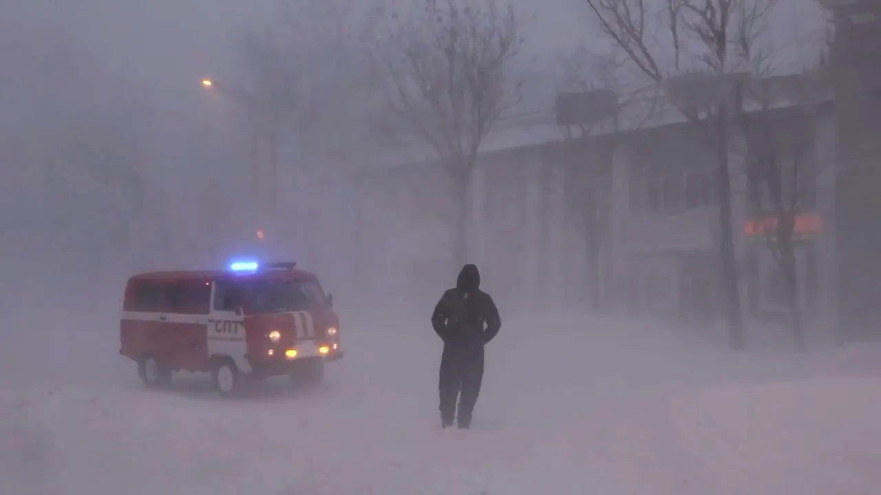 Южно-Сахалинск накрыло снежной метелью, жителей призывают оставаться дома