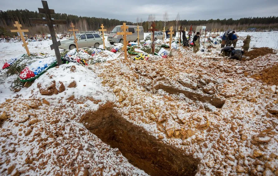 Дети два дня рыли могилу для умершей матери в ХМАО