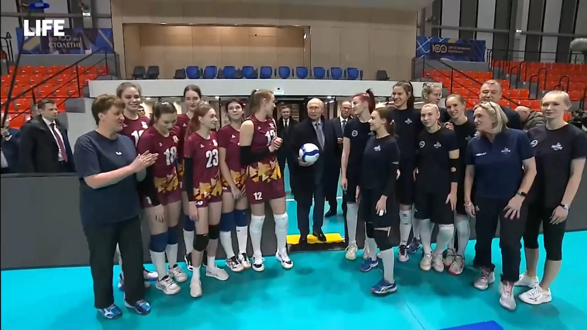 Путин посмотрел на игру волейболисток СПбГМТУ и получил от них в подарок мяч