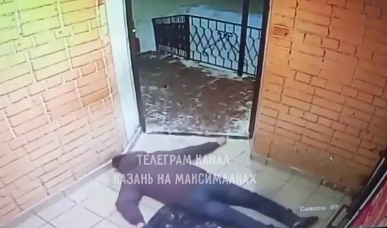 Поскользнулся и умер: Смертельный поход россиянина в алкомаркет попал на видео