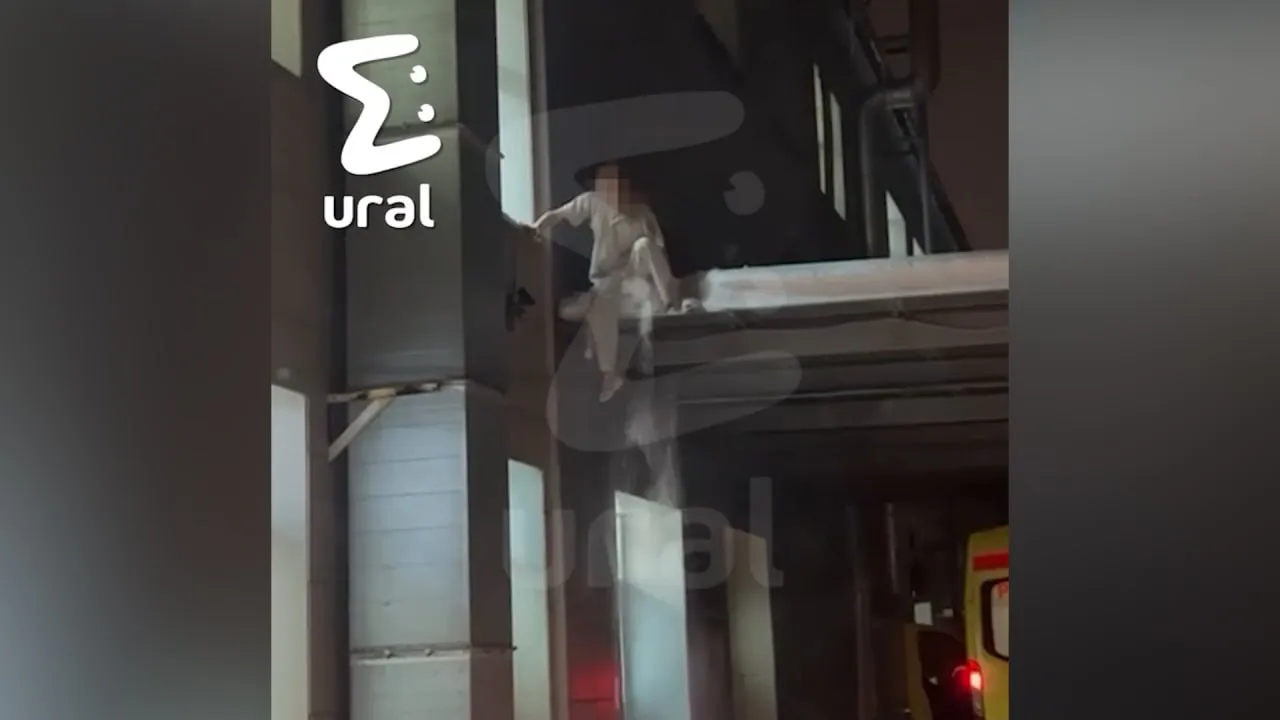 Пациент сбежал через окно из больницы в Екатеринбурге и попал на видео