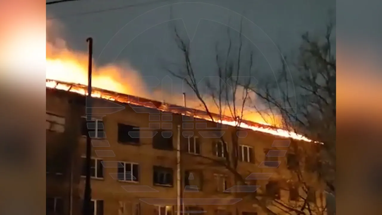 Загоревшаяся крыша бывшего общежития оставила без интернета часть Ясногорска