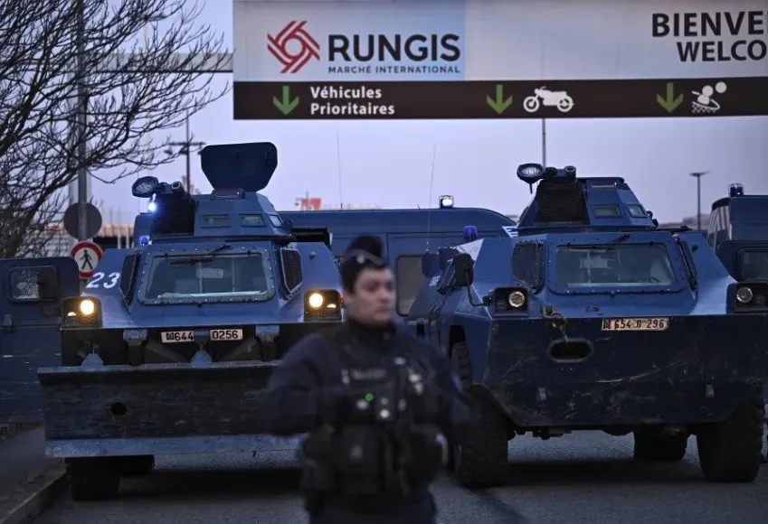 Полиция Франции вывела на улицу БТР из-за угрозы 